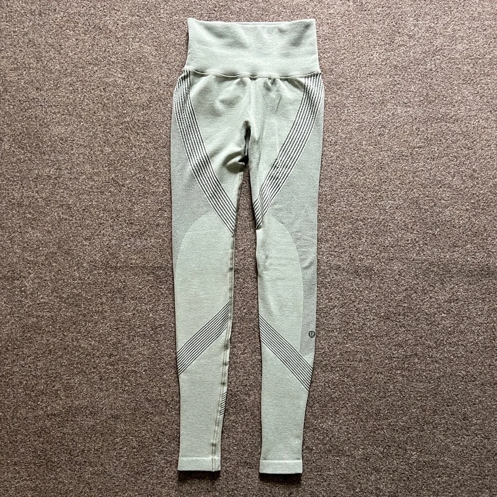 Lululemon Aerial Silk Tight Grey Sage Green Seamless Knit Leggings 28” Size 2_3